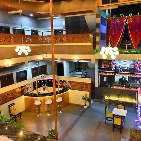 The Apple Tree Hotel Indore Buitenkant foto
