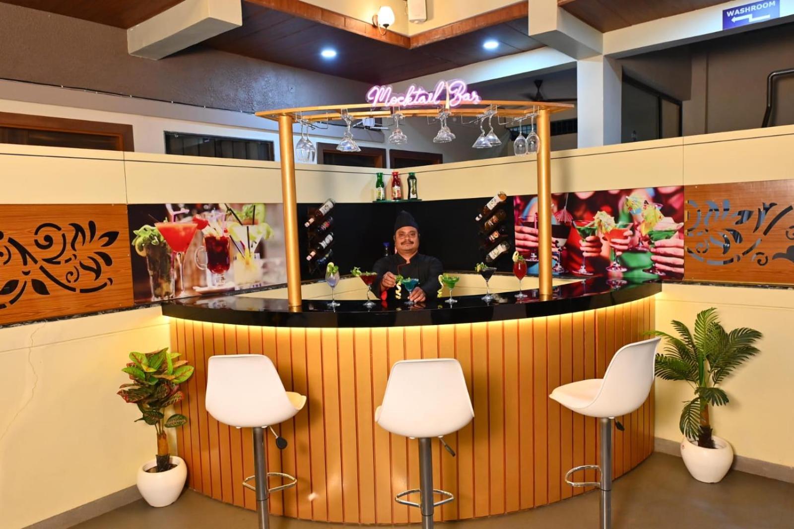 The Apple Tree Hotel Indore Buitenkant foto