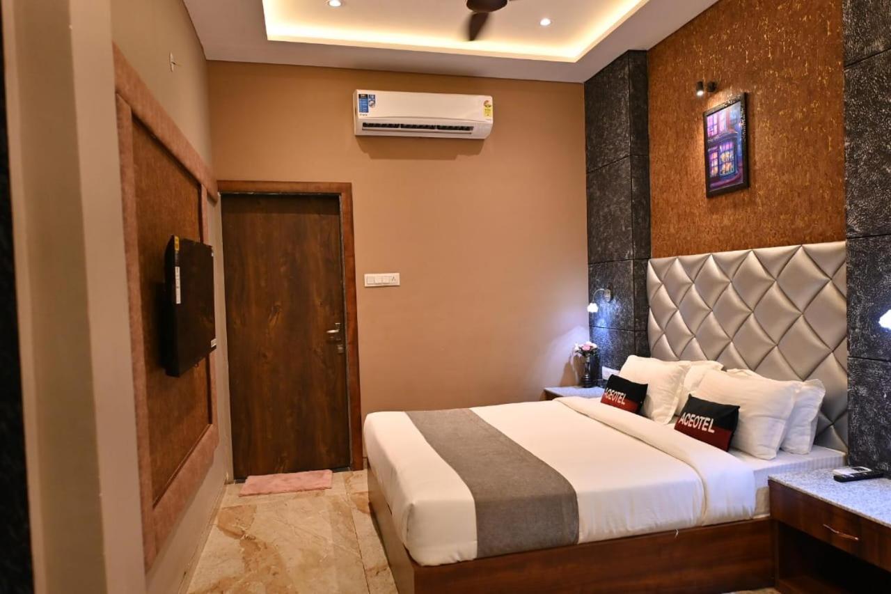 The Apple Tree Hotel Indore Buitenkant foto