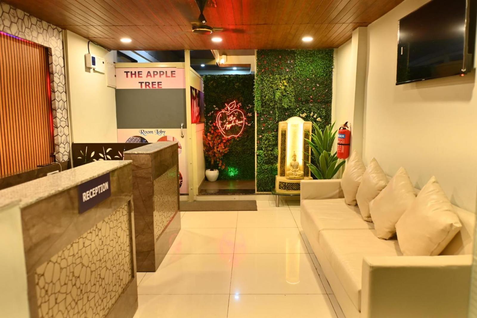 The Apple Tree Hotel Indore Buitenkant foto