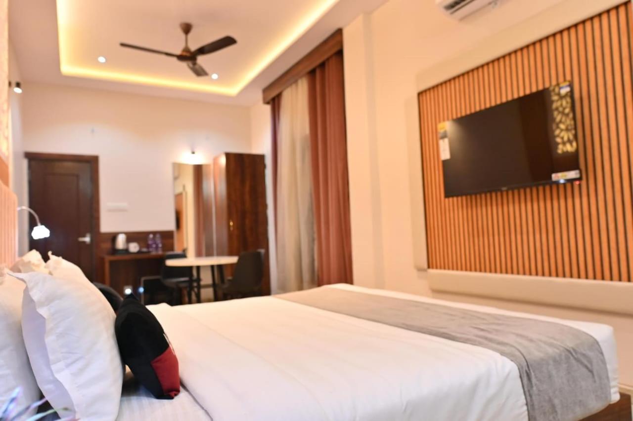 The Apple Tree Hotel Indore Buitenkant foto