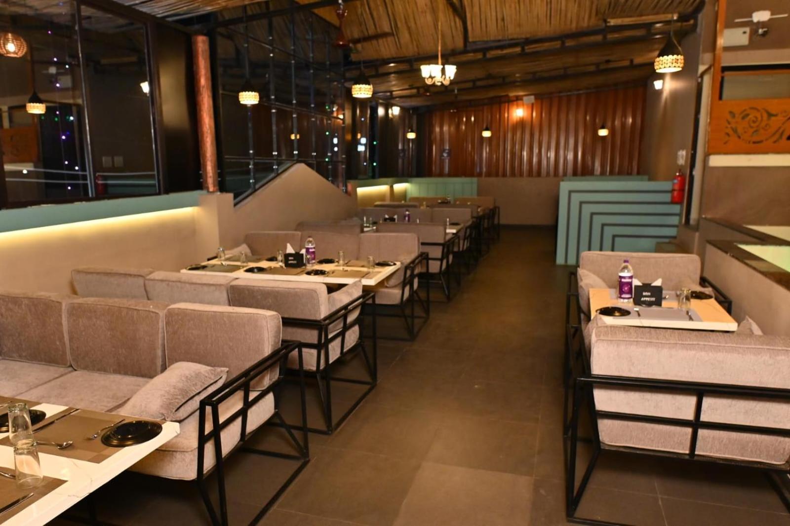 The Apple Tree Hotel Indore Buitenkant foto