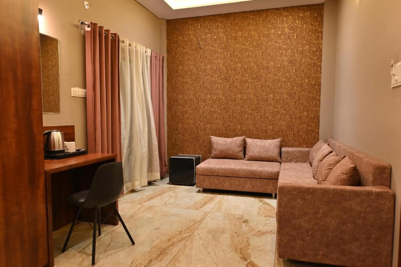 The Apple Tree Hotel Indore Buitenkant foto