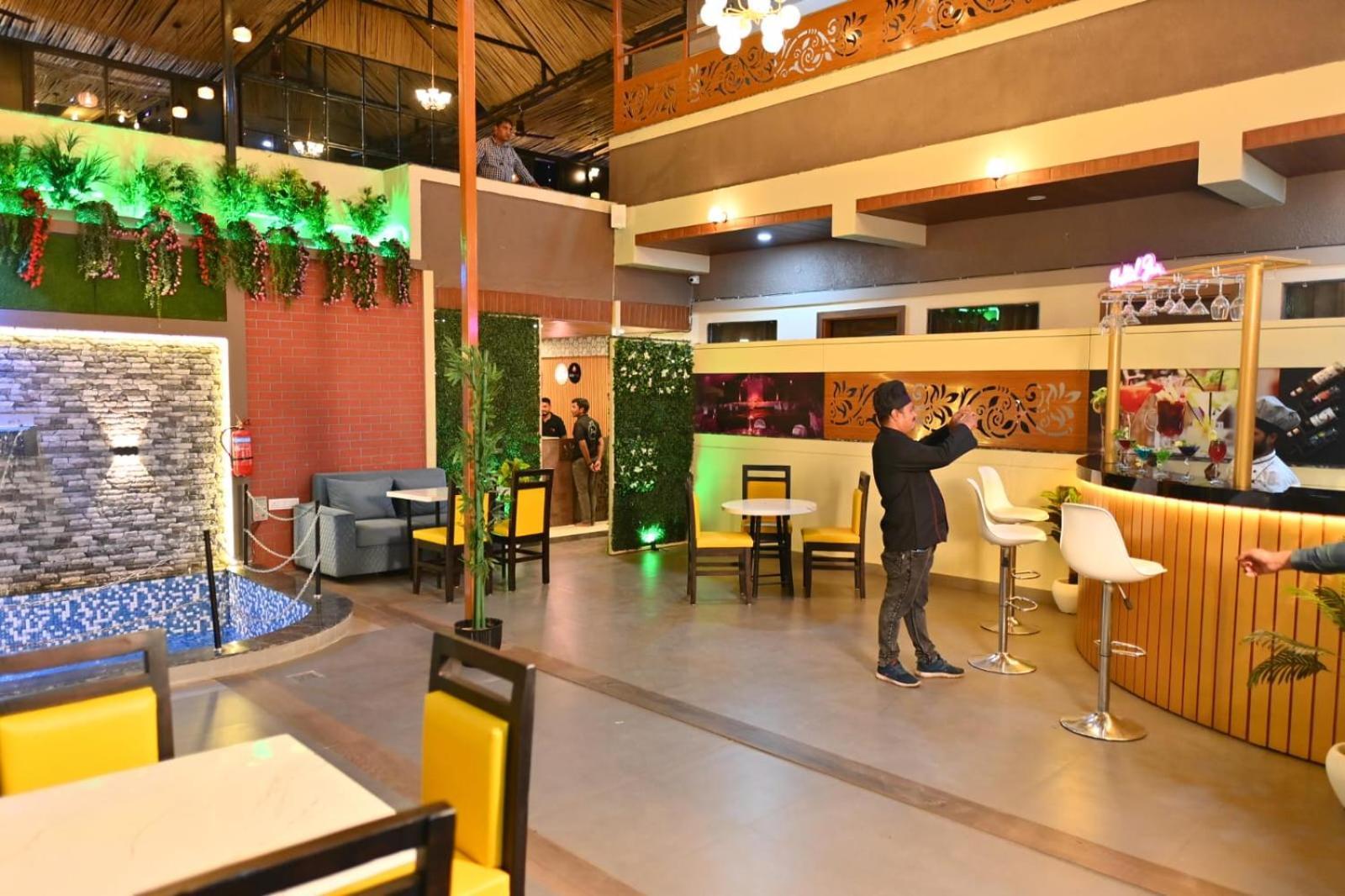 The Apple Tree Hotel Indore Buitenkant foto